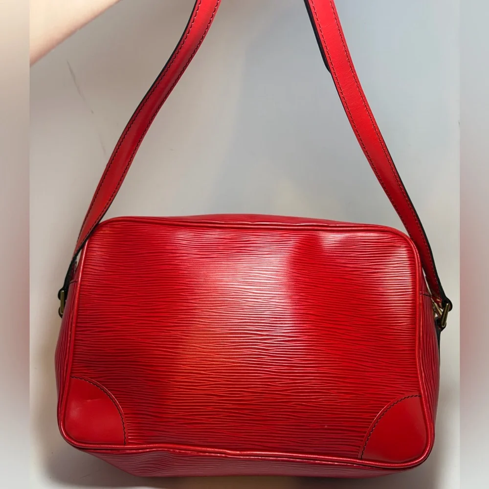 Louis Vuitton Trocadero 27 Red Epi Leather Crossbody Unisex